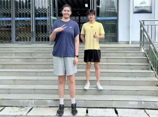 1号配资 梦幻联动！1米92潘展乐合影2米26张子宇变娇小，网友：变成小手办了